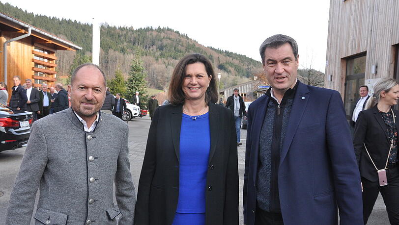 Whisky-Brauer Anton Stetter (li.) mit CSU-Bezirksvorsitzender Ilse Aigner und CSU-Chef Markus Söder in der Lantenhammer Destillerie. Whisky-Brauer Anton Stetter (li.) mit CSU-Bezirksvorsitzender Ilse Aigner und CSU-Chef Markus Söder in der Lantenhammer Destillerie.