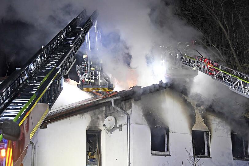 Der ausgedehnte Brand zerstörte kurz nach Mitternacht den Großteil eines Wohn- und Bürogebäudes in einem Gewerbegebiet in Ismaning.