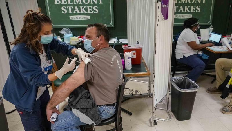 Eine Krankenschwester im US-Bundesstaat New New York impft einen Blecharbeiter mit der ersten Dosis des COVID-19-Impfstoffs von Pfizer. In den USA hat inzwischen die Hälfte aller rund 330 Millionen Einwohner mindestens die erste Impfung gegen das Coronavirus bekommen. (zu dpa: Die halbe US-Bevölkerung hat mindestens erste Corona-Impfung bekommen). Eine Krankenschwester im US-Bundesstaat New New York impft einen Blecharbeiter mit der ersten Dosis des COVID-19-Impfstoffs von Pfizer. In den USA hat inzwischen die Hälfte aller rund 330 Millionen Einwohner mindestens die erste Impfung gegen das Coronavirus bekommen. (zu dpa: Die halbe US-Bevölkerung hat mindestens erste Corona-Impfung bekommen).