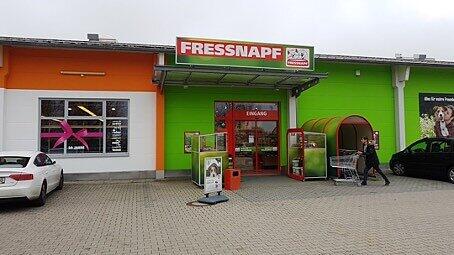 In unserem Fressnapf Markt in Erding finden sie kompakt alles was sie für ihr Haustier benötigen. Unser Markenmix wird sie begeistern, sollte das gewünschte Produkt nicht vorrätig sein finden wir eine Lösung. Getreu unserem Claim: "Happier pets - happier people!" Gerne helfen wir Ihnen auch Ihre Einkäufe zum Auto zu bringen.
