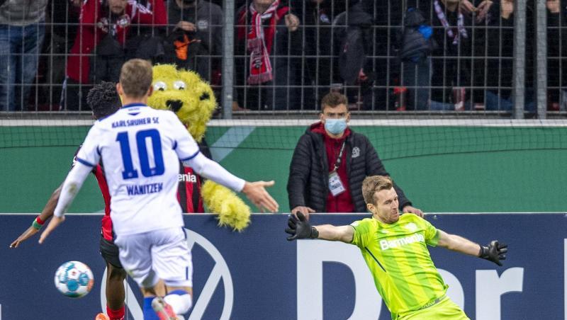 Leverkusens Torwart Lukas Hradecky patzte gegen den KSC.