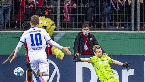 Leverkusens Torwart Lukas Hradecky patzte gegen den KSC.