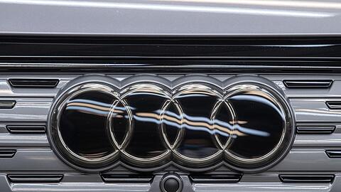 Das Audi Logo ist auf einem Audi Q4 e-tron in der Produktion im Werk von Volkswagen in Zwickau zu sehen.