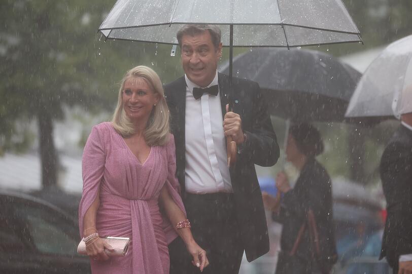 Markus Söder musste wegen starken Regens mit Ehefrau Karin minutenlang im Auto warten.