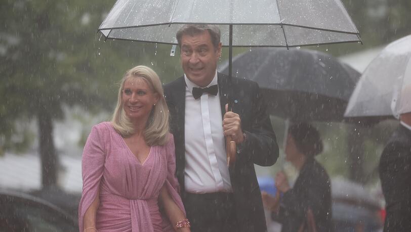 Markus Söder musste wegen starken Regens mit Ehefrau Karin minutenlang im Auto warten. Markus Söder musste wegen starken Regens mit Ehefrau Karin minutenlang im Auto warten.