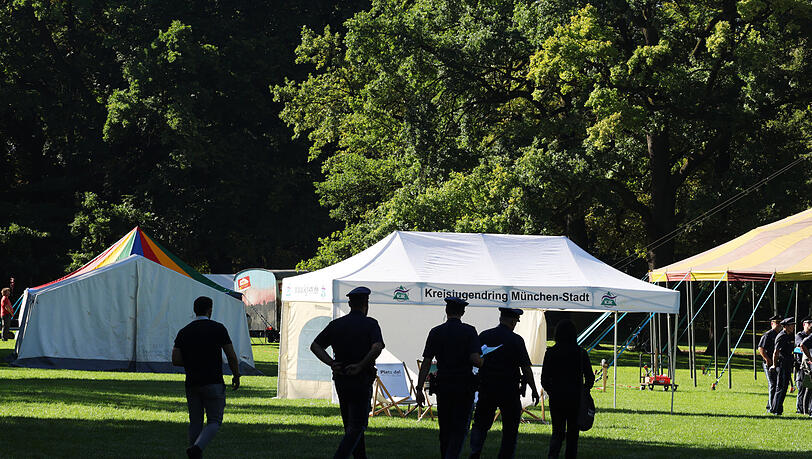 Die Polizei bewacht das Camp bereits während des Aufbaus.