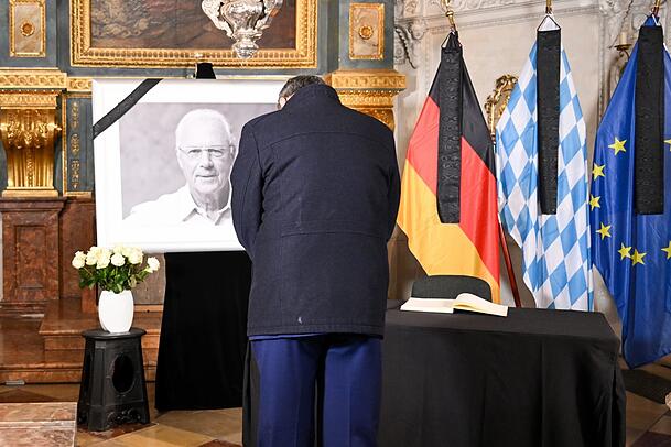 Wir trauern um einen ganz, ganz großen Bayern, den erfolgreichsten und besten Fußballspieler, den Deutschland je hatte", sagte Markus Söder am Mittwoch in der Residenz. "Wir werden ihn nie vergessen." Wir trauern um einen ganz, ganz großen Bayern, den erfolgreichsten und besten Fußballspieler, den Deutschland je hatte", sagte Markus Söder am Mittwoch in der Residenz. "Wir werden ihn nie vergessen."