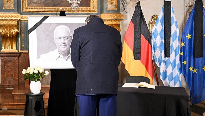 Wir trauern um einen ganz, ganz großen Bayern, den erfolgreichsten und besten Fußballspieler, den Deutschland je hatte", sagte Markus Söder am Mittwoch in der Residenz. "Wir werden ihn nie vergessen." Wir trauern um einen ganz, ganz großen Bayern, den erfolgreichsten und besten Fußballspieler, den Deutschland je hatte", sagte Markus Söder am Mittwoch in der Residenz. "Wir werden ihn nie vergessen."