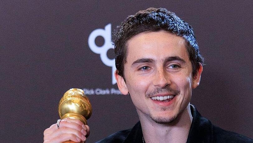Timoth&eacute;e Chalamet freut sich im Hotel Beverly Hilton in Los Angeles &uuml;ber seinen ersten Golden Globe Award.