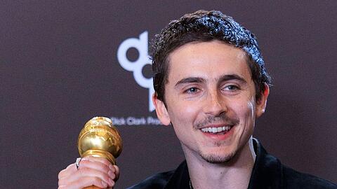 Timoth&eacute;e Chalamet freut sich im Hotel Beverly Hilton in Los Angeles &uuml;ber seinen ersten Golden Globe Award.