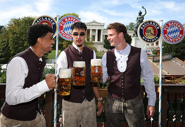 Neuzugang Nathaniel Brown mit Aleksandar Pavlovic und Jonas Urbig. Neuzugang Nathaniel Brown mit Aleksandar Pavlovic und Jonas Urbig.