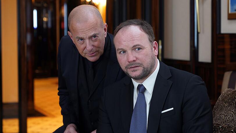 Thomas Stipsits (rechts) verk&ouml;rpert in "Benko - Size does matter" die Hauptfigur, Heino Ferch dessen inneren Begleiter.