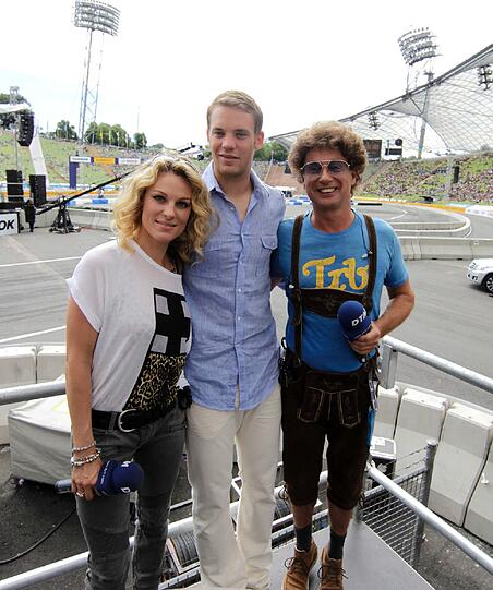 Manuel Neuer mit Comedystar Atze Schröder nd Moderatorin Christina Surer.