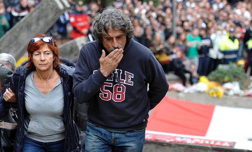 Rosella und Paolo Simoncelli, die Eltern von Marco, auf ihrem wohl schwersten Weg.