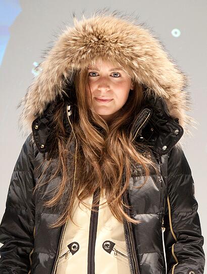Ein Model präsentiert auf der Ispo eine Jacke aus Höfl-Rieschs Kollektion.