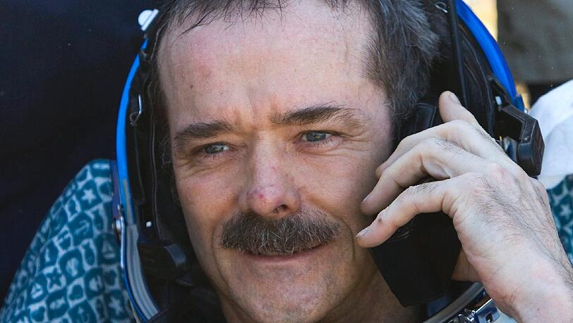 Schnautzbart, Raumhelm und er kann Gitarre spielen: Chris Hadfield hat ein cooles Musikvideo auf Youtube veröffentlicht. Schnautzbart, Raumhelm und er kann Gitarre spielen: Chris Hadfield hat ein cooles Musikvideo auf Youtube veröffentlicht.