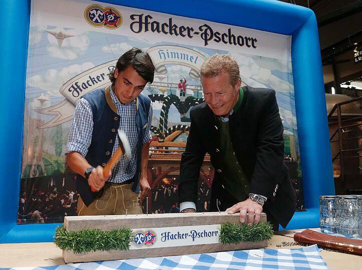 Nageln: Markus Schwabl von den Löwen gegen Thomas Holzmann vom EHC. Schwabl entschied diese Disziplin für sich.