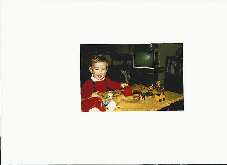 Strahlende Kinderaugen über all die neuen Spielsachen. Das rote Kindertelefon war fortan im Dauereinsatz.
