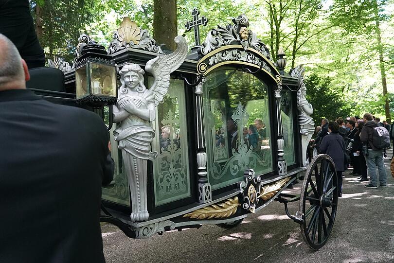 Der rosa-geschmückte Sarg von Christel Sembach-Koch wurde von vier Schimmeln zum Mausoleum der Familie gebracht.