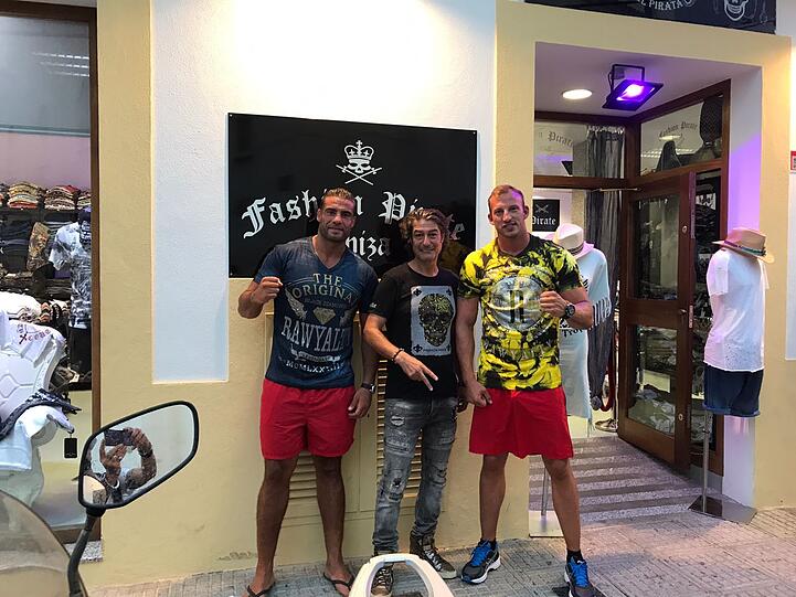 Bei Designer Walter Kindl (mi.) auf Ibiza: Manuel Charr (li.) und Mario Daser (re.)