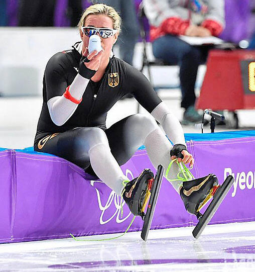 Sauerstoffmaske für die entkräftete Rekord-Olympionikin Pechstein.