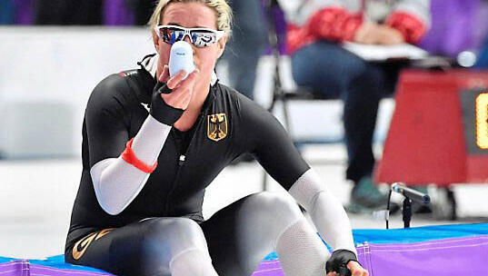 Sauerstoffmaske für die entkräftete Rekord-Olympionikin Pechstein. Sauerstoffmaske für die entkräftete Rekord-Olympionikin Pechstein.