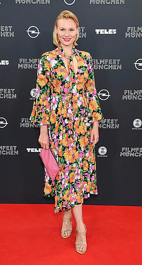 Floral: Rosalie Thomass spart schlau an Accessoires, was bei einer Flowerpower-Robe wichtig ist.