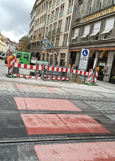 ... nur vor dem Spatenhaus - also ein paar Meter lang - soll der rote Radlstreifen bleiben. Ab der Perusastraße in Richtung Marienplatz ist eine Radfurt dagegen nicht mehr vorgesehen.