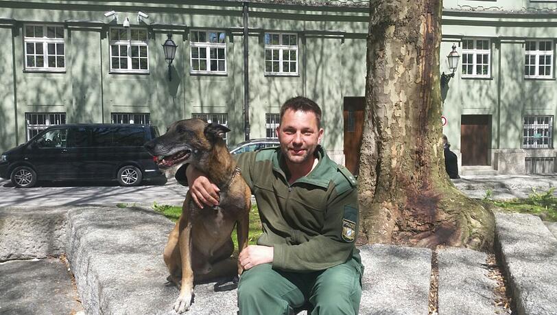 Hund Cox mit seinem Herrchen Christoph Lipp. Hund Cox mit seinem Herrchen Christoph Lipp.