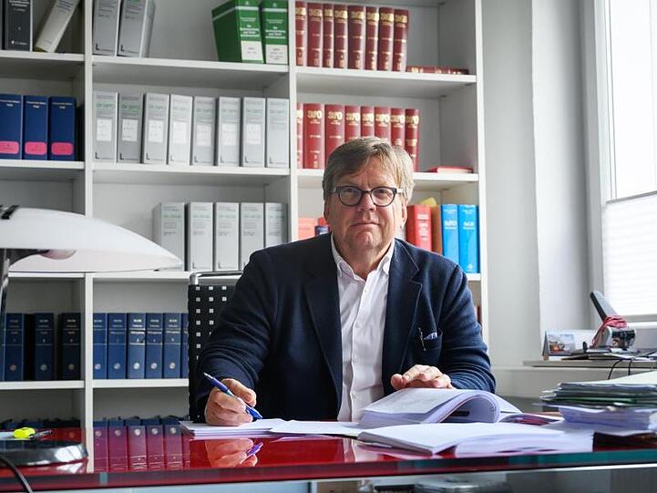 Mit Hilfe des Verwaltungsgerichts Berlin will der Hannoveraner Anwalt die Bundesregierung zwingen, Kinder aus einem syrischen Flüchtlingslager nach Deutschland zu holen.