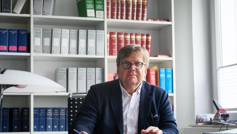 Mit Hilfe des Verwaltungsgerichts Berlin will der Hannoveraner Anwalt die Bundesregierung zwingen, Kinder aus einem syrischen Flüchtlingslager nach Deutschland zu holen. Mit Hilfe des Verwaltungsgerichts Berlin will der Hannoveraner Anwalt die Bundesregierung zwingen, Kinder aus einem syrischen Flüchtlingslager nach Deutschland zu holen.