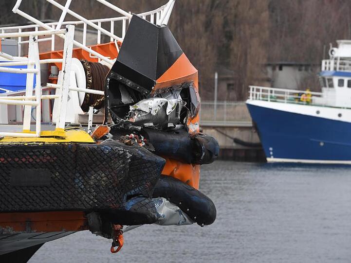 Der Offshore-Versorger "World Bora" liegt nach dem Unfall im Stadthafen von Sassnitz.