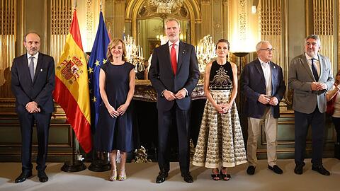 König Felipe VI. nebst seiner Gattin Letizia (r.) in der spanischen Botschaft in Paris.