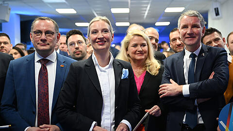 Alice Weidel (M), Bundesvorsitzende und Kanzlerkandidatin der AfD, steht bei der Wahlparty der AFD in der AfD Bundesgeschäftsstelle zusammen mit Tino Chrupalla (l), AfD-Bundesvorsitzender, und Björn Höcke (AFD) zusammen und wartet auf die erste Prognose. Die AfD hat wie erwartet ihre Stimmen verdoppelt.