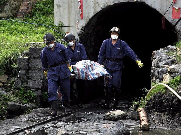 Rettungskräfte bergen ein Opfer eines Minenunglücks in China. (Archivbild)