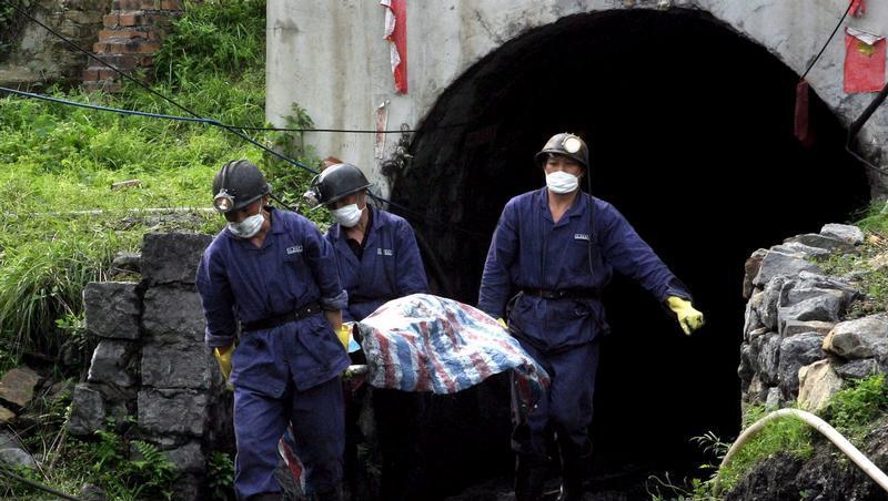 Rettungskräfte bergen ein Opfer eines Minenunglücks in China. (Archivbild) Rettungskräfte bergen ein Opfer eines Minenunglücks in China. (Archivbild)