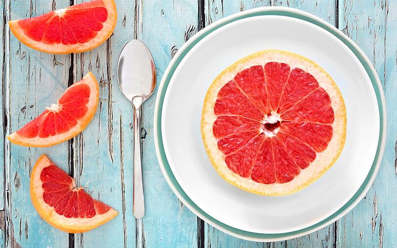 Sie sind das ideale Diät-Nahrungsmittel: Grapefruits. Neben nur 50 Kalorien pro 100 Gramm ist die Zitrusfrucht auch noch reich an Vitamin C, hat einen hohen Wasseranteil und regt den Stoffwechsel an. Sie sind das ideale Diät-Nahrungsmittel: Grapefruits. Neben nur 50 Kalorien pro 100 Gramm ist die Zitrusfrucht auch noch reich an Vitamin C, hat einen hohen Wasseranteil und regt den Stoffwechsel an.