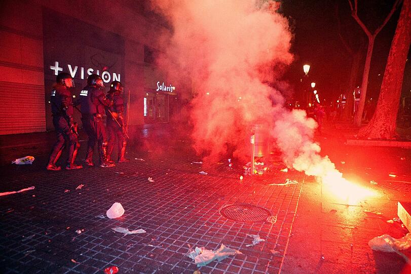 Gewalt nach Feiern für Champions-League-Sieg in Barcelona: Mindestens 11 Menschen mussten nach Angaben
regionaler Medien ins Krankenhaus eingeliefert werden &ndash; darunter ein Polizist, mehr als 80 Personen wurden festgenommen.