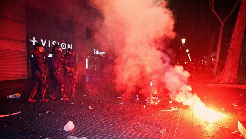Gewalt nach Feiern für Champions-League-Sieg in Barcelona: Mindestens 11 Menschen mussten nach Angaben
regionaler Medien ins Krankenhaus eingeliefert werden &ndash; darunter ein Polizist, mehr als 80 Personen wurden festgenommen.