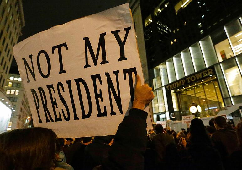 Viele Amerikaner sind fassungslos: Donald Trump wird ihr neuer Präsident - es kommt zu heftigen Protesten.