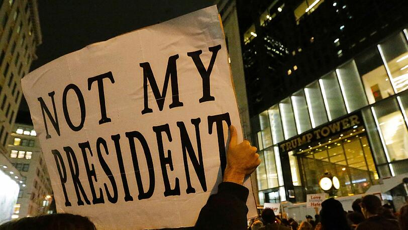 Viele Amerikaner sind fassungslos: Donald Trump wird ihr neuer Präsident - es kommt zu heftigen Protesten. Viele Amerikaner sind fassungslos: Donald Trump wird ihr neuer Präsident - es kommt zu heftigen Protesten.