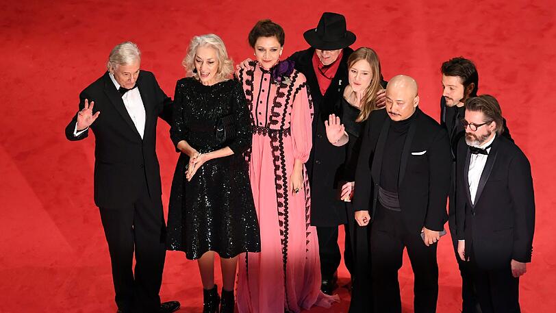 Die Jury: Paul Verhoeven (v.l.n.r.), Dora Bouchoucha Fourati, Maggie Gyllenhaal, Berlinale-Direktor Dieter Kosslick, Julia Jentsch, Wang Quan'an, Diego Luna und Olafur Eliasson.