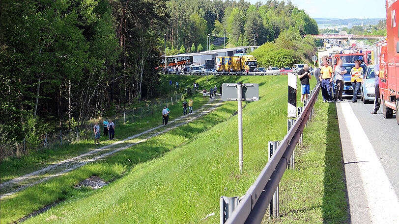 Nach einem Lkw-Unfall mit mehreren Schwerverletzten behinderten (mal wieder) dreiste Gaffer die Rettungsarbeiten.
