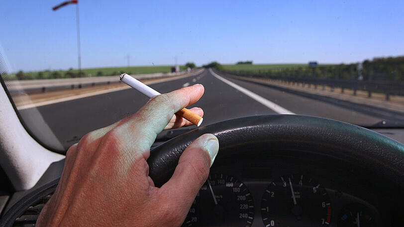 Rauchen am Steuer ist nicht verboten - doch die Kippen sollten im Auto bleiben.