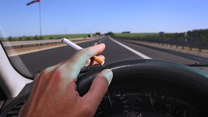 Rauchen am Steuer ist nicht verboten - doch die Kippen sollten im Auto bleiben. Rauchen am Steuer ist nicht verboten - doch die Kippen sollten im Auto bleiben.
