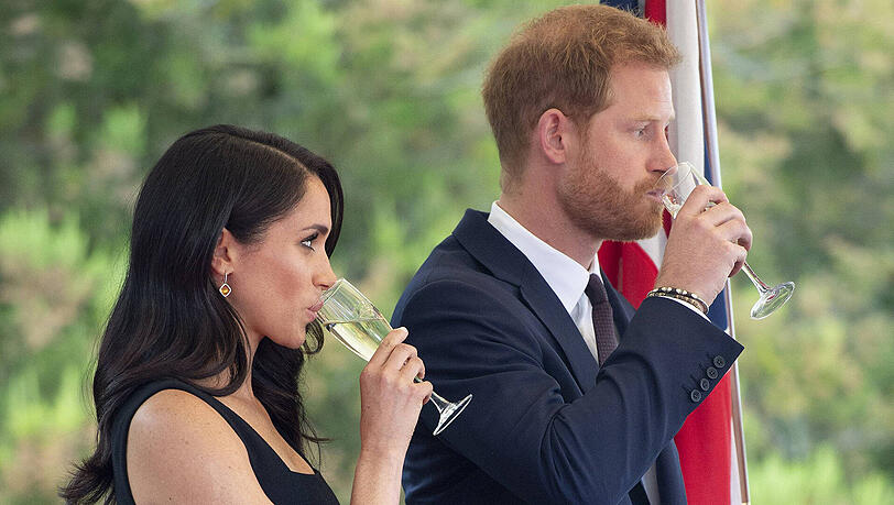 Ein Gläschen in Ehren: Herzogin Meghan und Prinz Harry beim Empfang in Irland. Ein Gläschen in Ehren: Herzogin Meghan und Prinz Harry beim Empfang in Irland.
