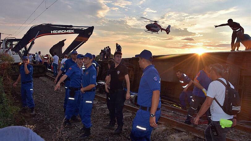 Ein Zug ist in der Provinz Tekirdag entgleist. Bei dem Zugunglück in der Westtürkei sind mehrere Menschen ums Leben gekommen.