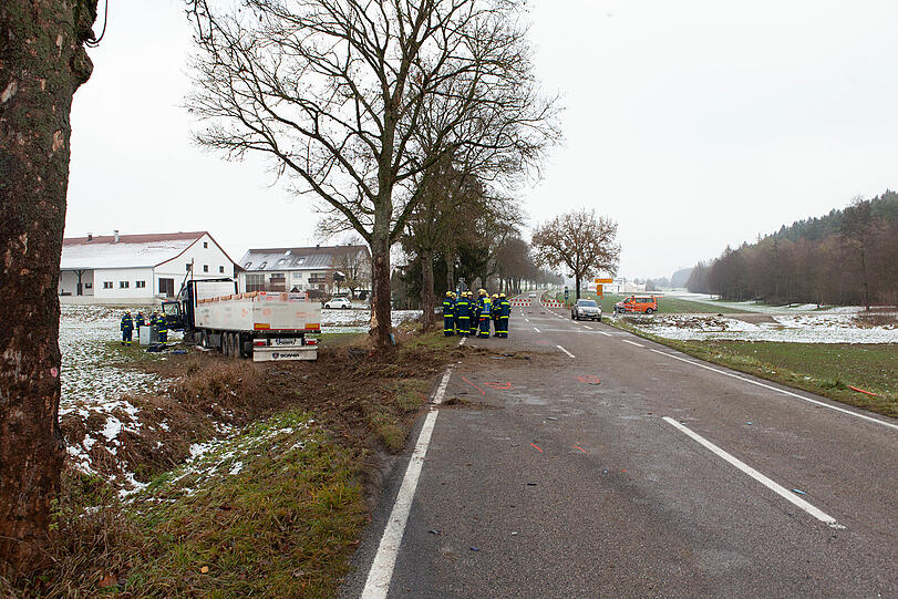 Der Unfall ereignete sich auf der B301 zwischen Zolling und Attenkirchen.
