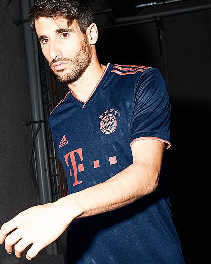 Dunkelblau und mit dezenten Rauten verziert - so sieht das Champions-League-Trikot des FC Bayern in der Saison 2019/20 aus.