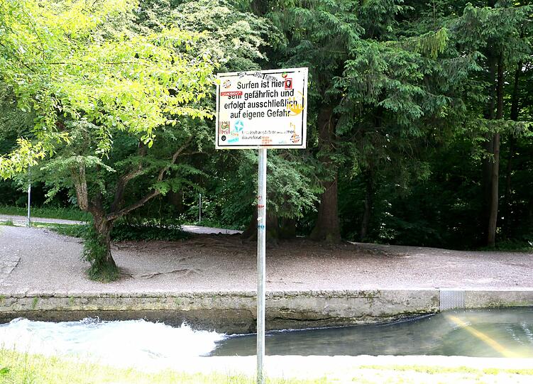 Nur noch ein Schild lässt erahnen, dass hier sonst eine Welle wogt.